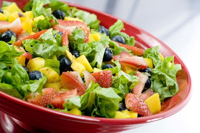 bữa sáng với salad trái cây sẽ giúp bạn giảm cân dễ dàng