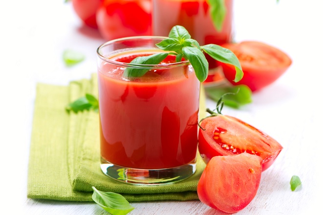 ly nước ép cà chua và 2 miếng cà chua