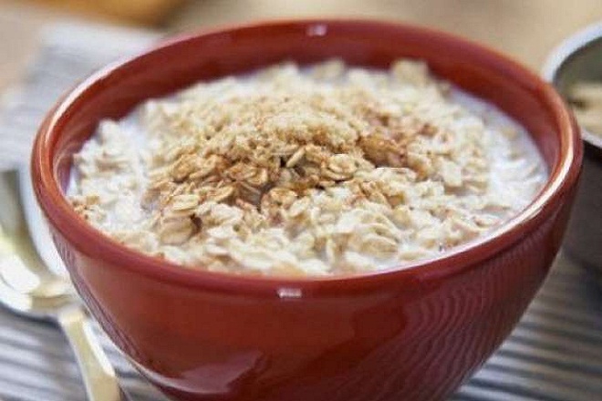 một bát cháo yến mạch nhỏ vào bữa sáng là thực đơn giảm cân nhanh thích hợp cho bạn