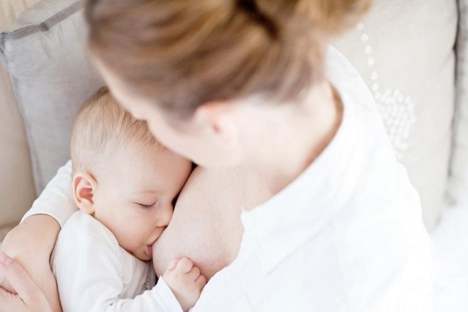 bé bú sữa mẹ