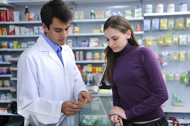 nhân viên bán hàng tư vấn cách dùng thuốc